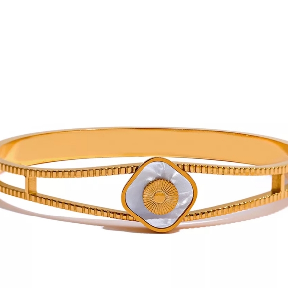 Jewelry - 18 k Gold Plated 60 mm  Bangle with France natural shell